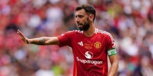 Bruno Fernandes wearing manchester united jersey