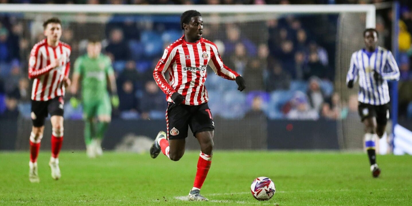 Sunderland forward Eliezer Mayenda dribbles the ball in a game against Sheffield Wednesday.