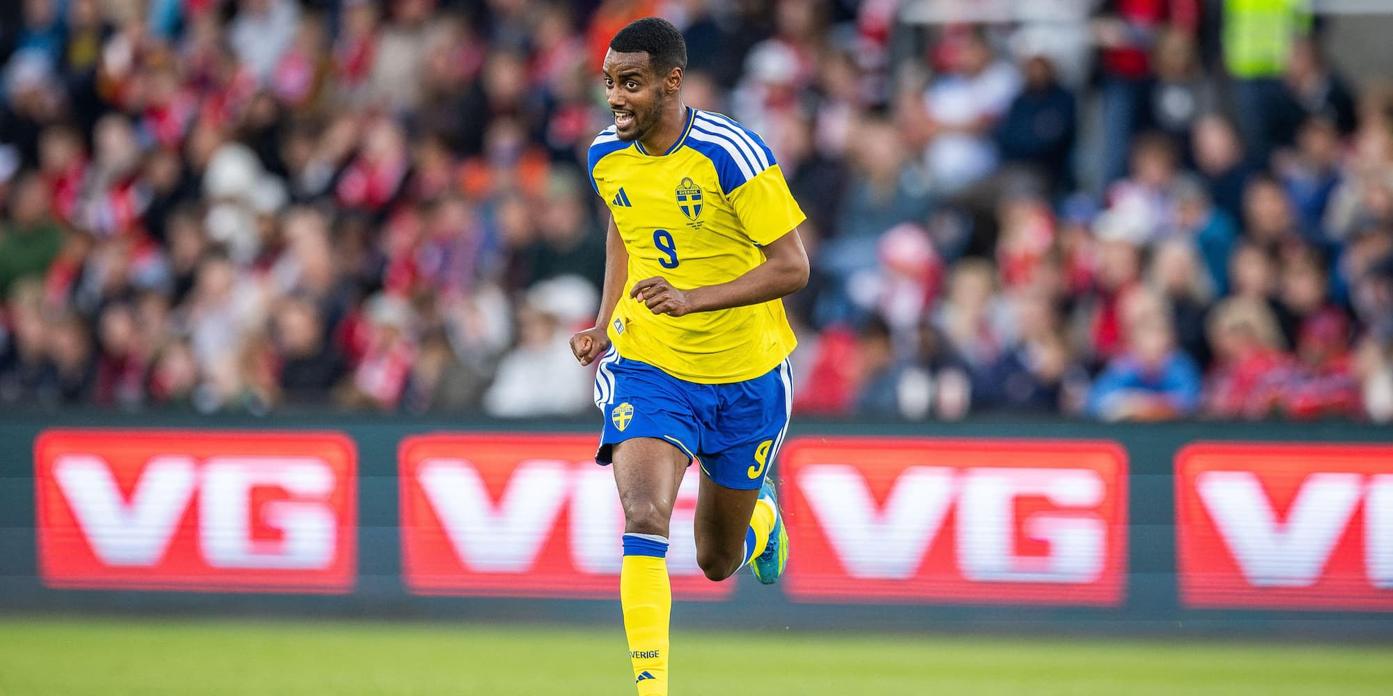 Alexander Isak playing football for Sweden