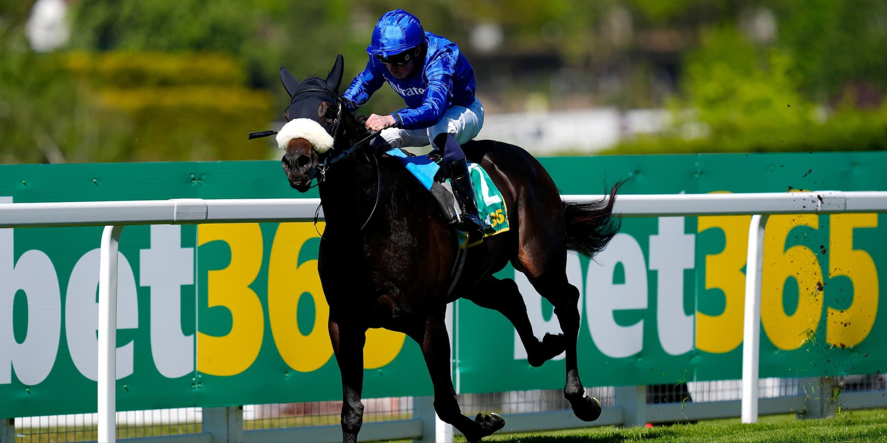 Opera Ballo winning the bet365 Mile at Sandown
